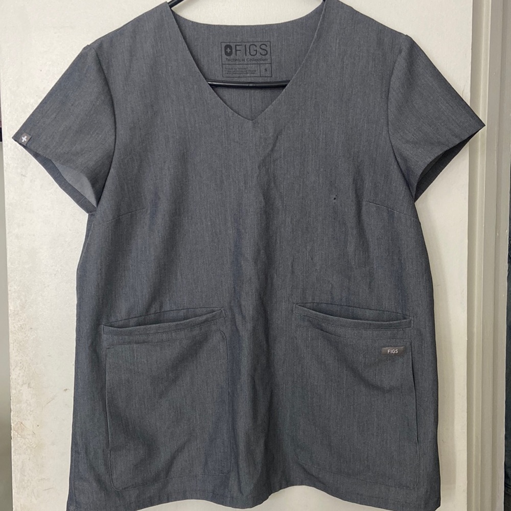 Figs scrub top in graphite, beautiful top